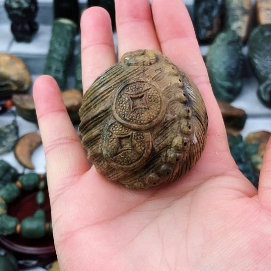 未镶嵌岫岩河磨玉（透闪石质玉）把件