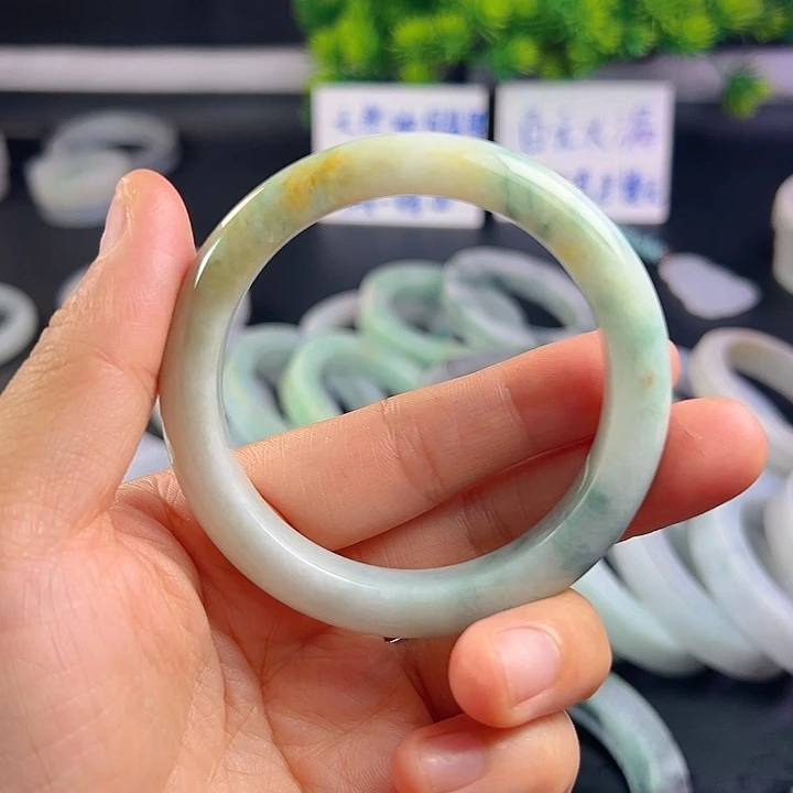 翡翠手镯未镶嵌翡翠