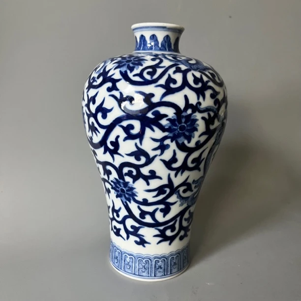 1589 清青花龙纹缠枝花卉梅瓶