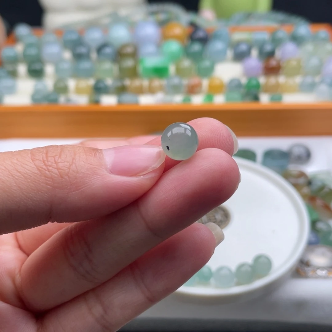 翡翠散珠¹****࿐天然缅甸翡翠a货8.2，有小内纹