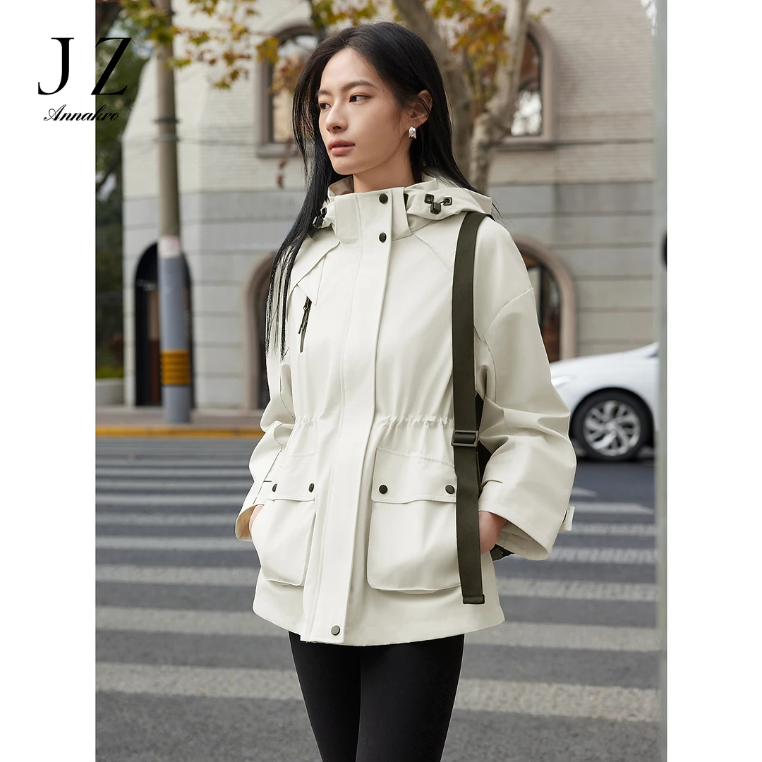 玖姿安娜蔻KWFC413159户外山系运动工装连帽冲锋衣风衣女2025春