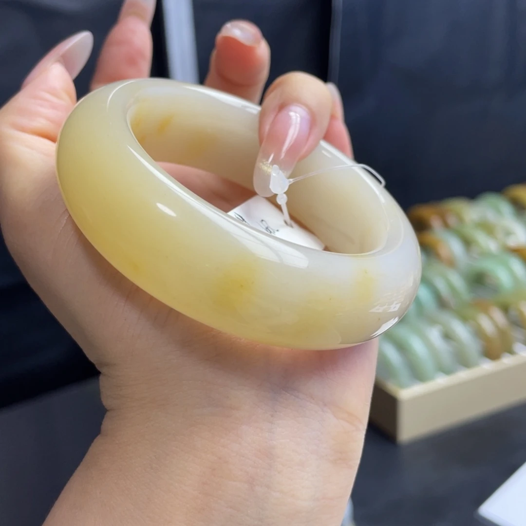 未镶嵌手镯石英岩玉道