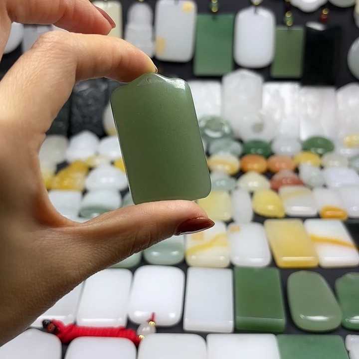 石英质玉（金丝玉）未镶嵌颈饰