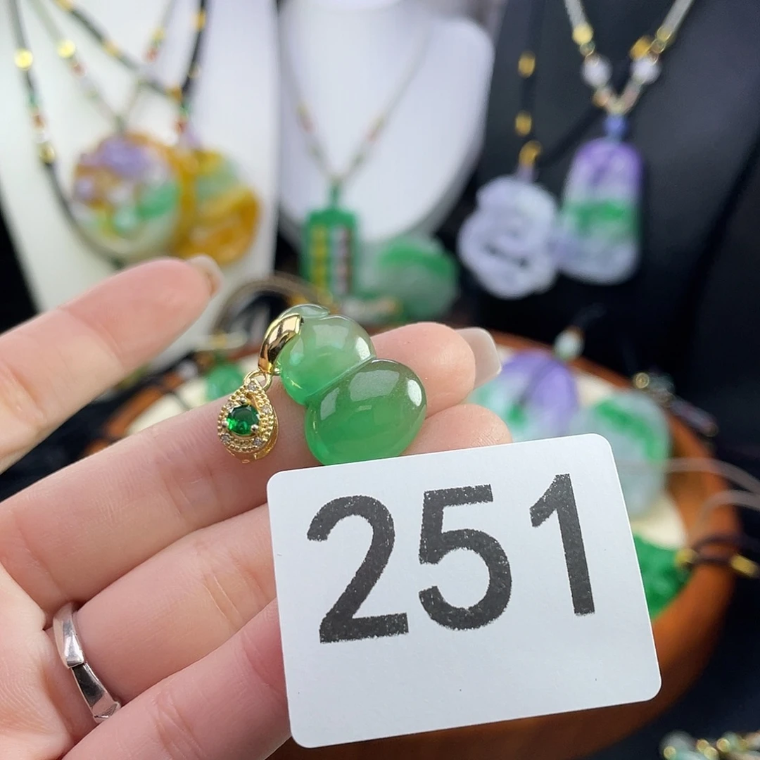 翡翠未镶嵌吊坠(赠链)