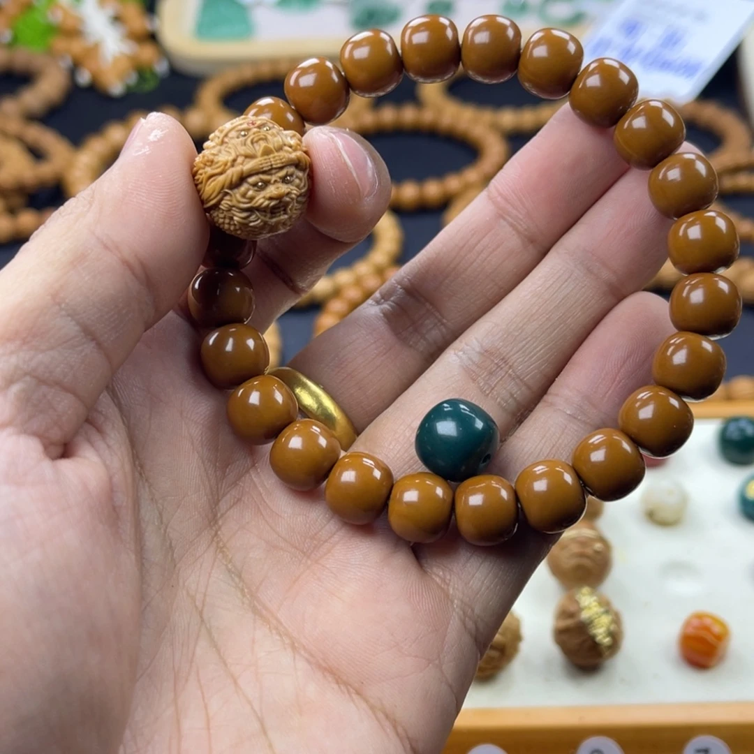 左***伤猴头核桃吊坠老型加配饰