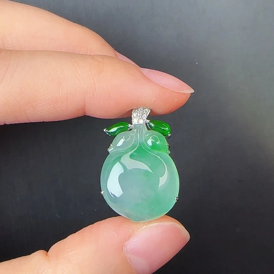 翡翠18K金镶嵌颈饰飘绿蟠桃