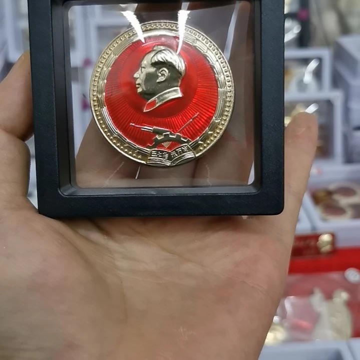 其他普通金属用****7红色收藏纪念章1个