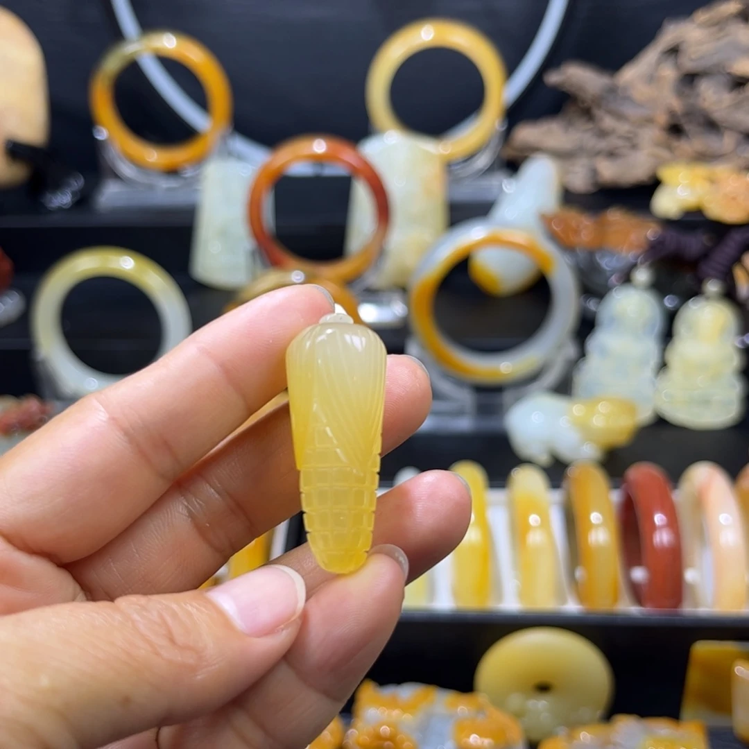 石英质玉（黄龙玉）未镶嵌颈饰