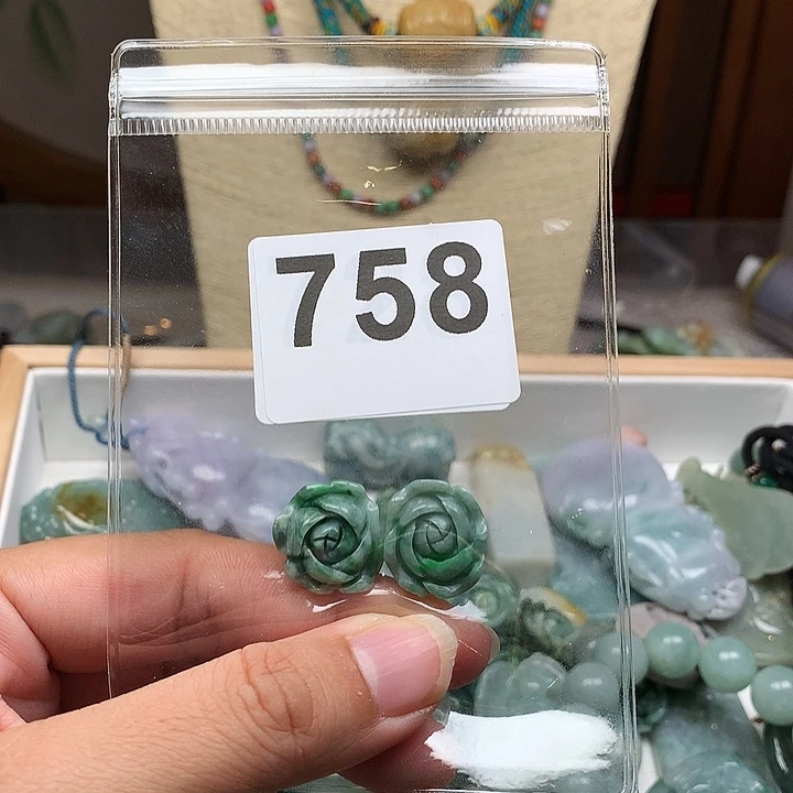 翡翠颈饰未镶嵌福**照翡翠