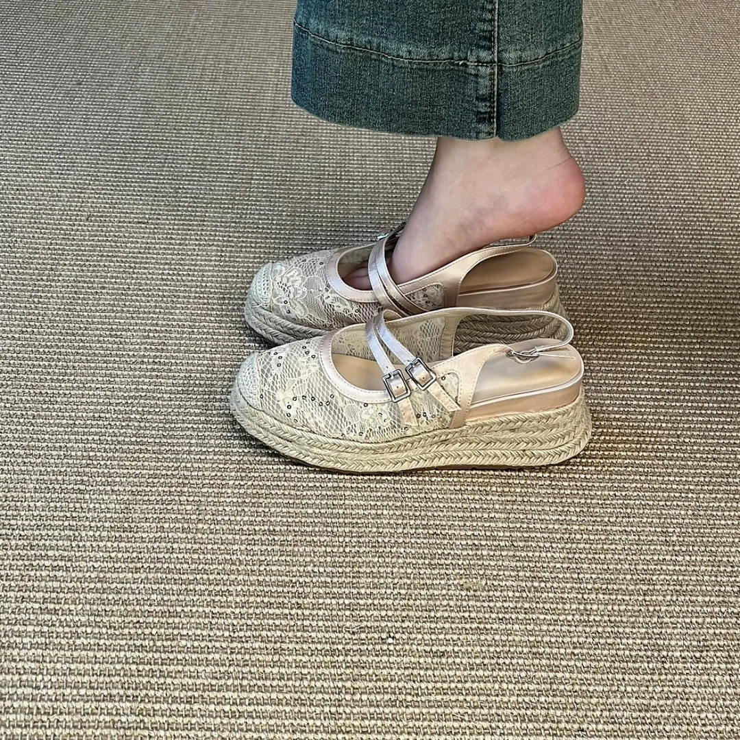 夏季新款圆头浅口一字式扣带凉鞋女草编坡跟内增高网纱包头凉鞋女