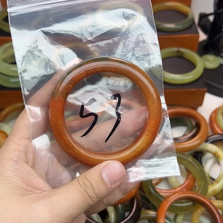 嫊***颜蛇纹石玉未镶嵌手镯