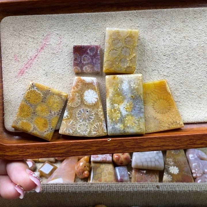 颈饰合金石英岩玉