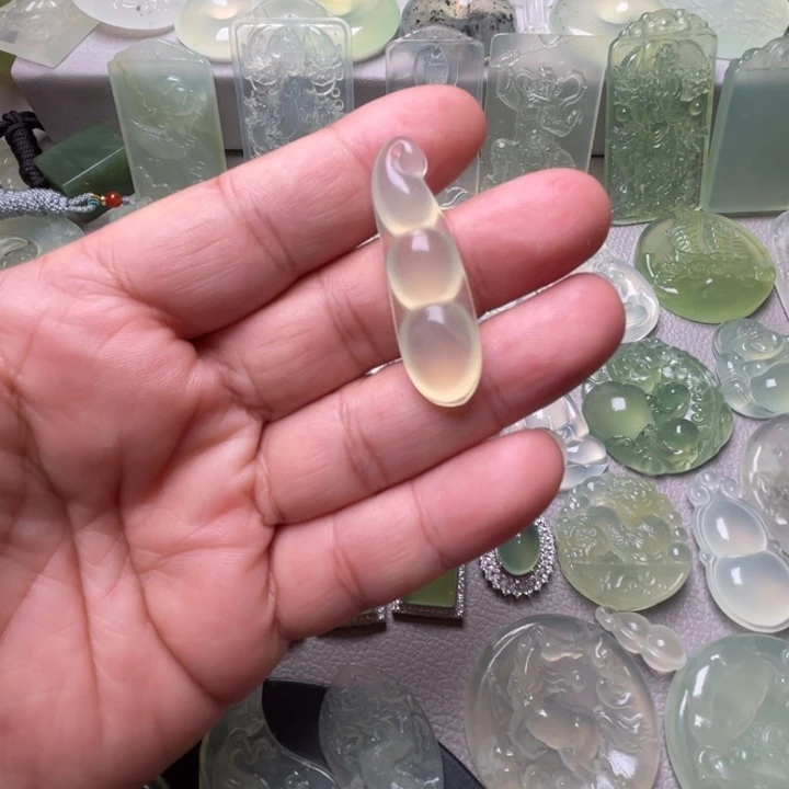 岫玉未镶嵌吊坠(赠链)