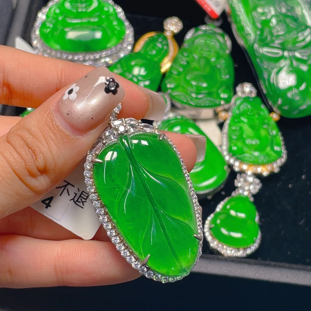 邹***￥翡翠未镶嵌吊坠(不含链)