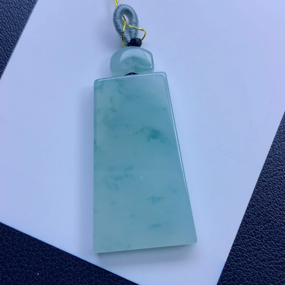 翡翠未镶嵌颈饰 无事牌