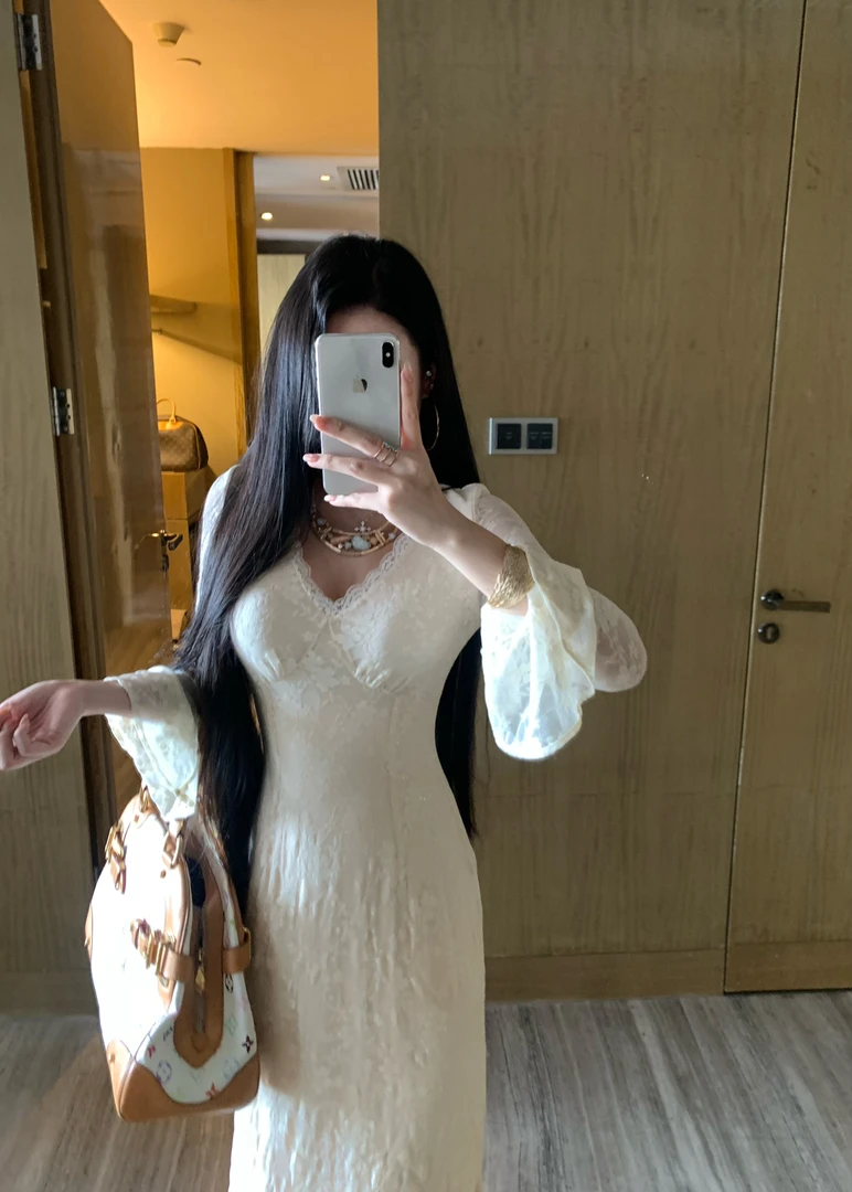贾大猫《温柔坠落》2025秋冬新款高弹力法式V领蕾丝显瘦连衣裙-M183
