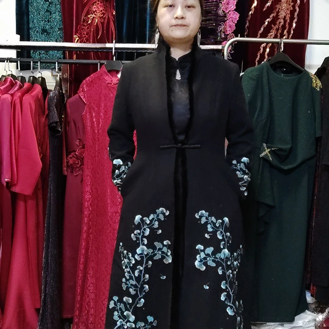 旅***亚黑色品牌羊毛大衣刺绣l码
