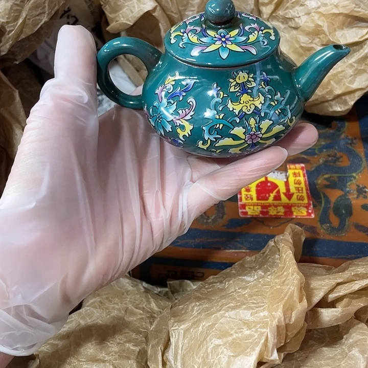 紫砂茶壶原矿泥料，手工制作的一把紫砂壶。