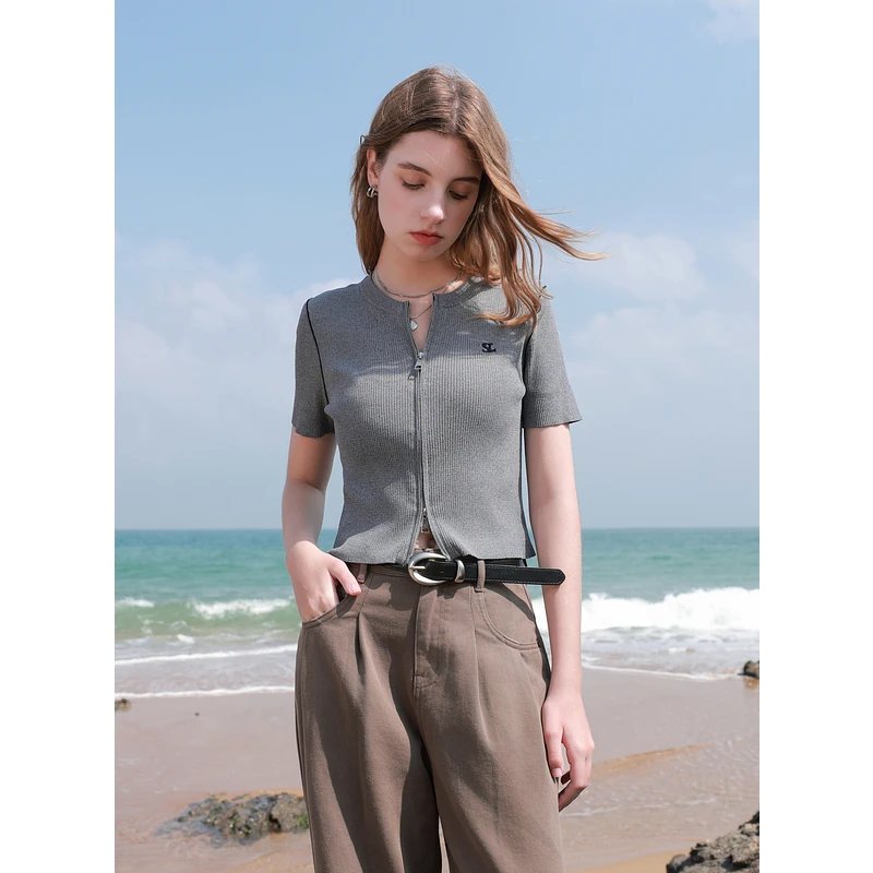 三彩ibudu2025夏季新款坑条针织衫圆领拉链开衫短袖修身短款女