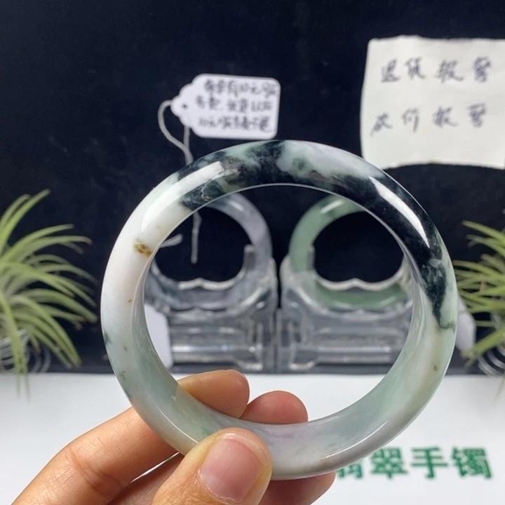 翡翠未镶嵌手镯55号。57.9圈