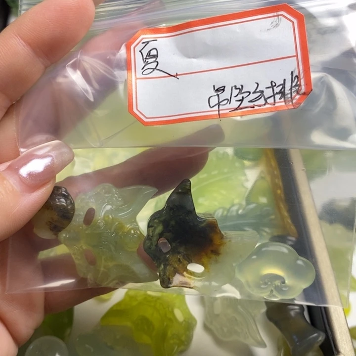 未镶嵌蛇纹石玉颈饰夏***茶