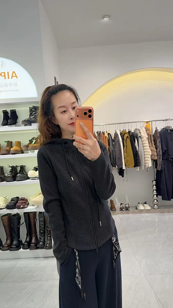 短款连帽运动风拉链常规款加绒短外套