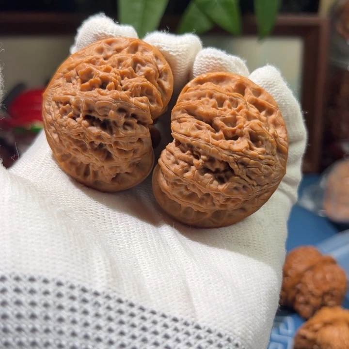 文玩核桃吊坠十*?龙洞浴