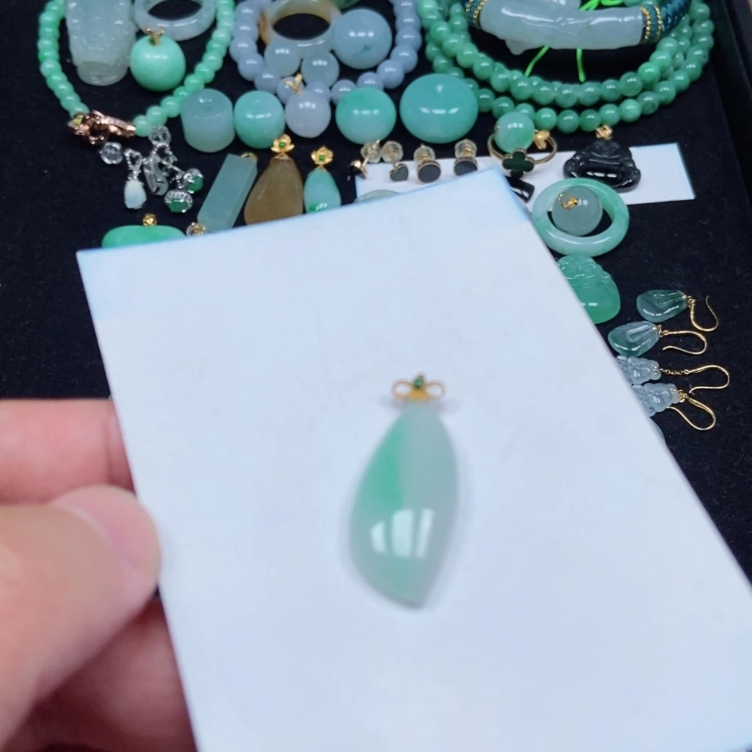 翡翠未镶嵌颈饰随形吊坠