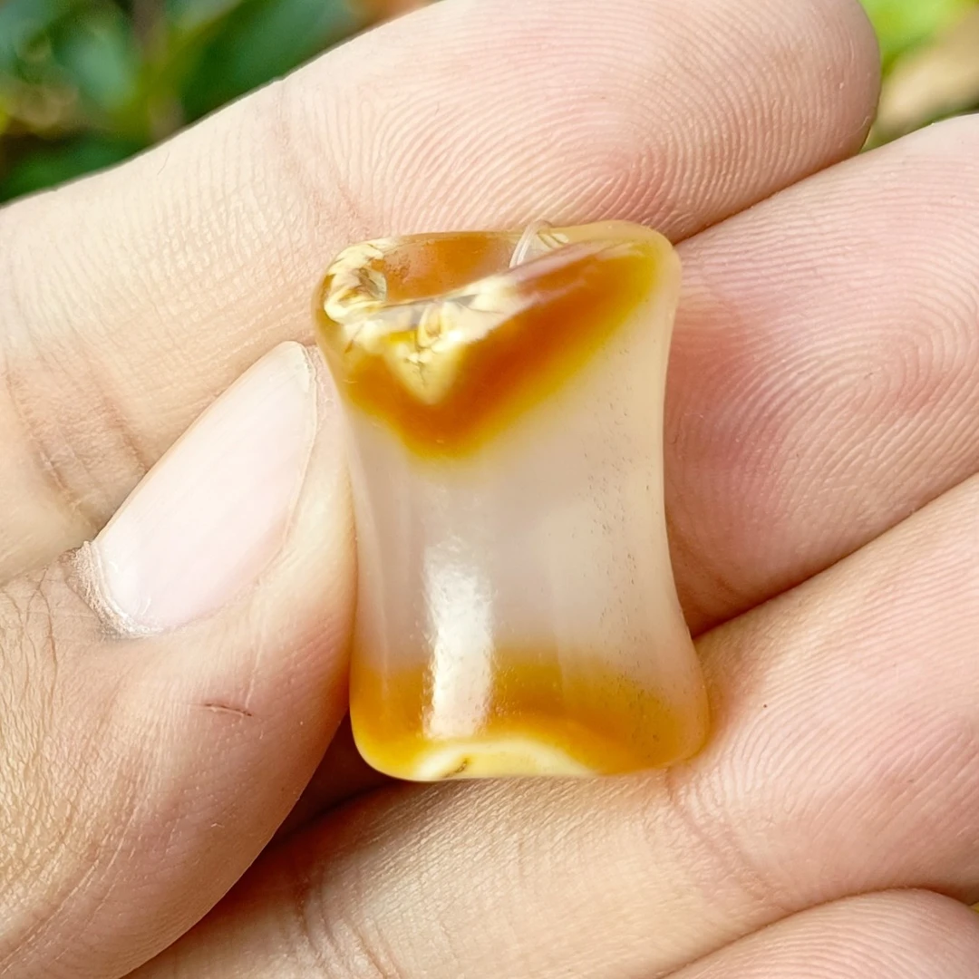 竹节黄白相间玛瑙 长24mm 厚12.8mm.   B003