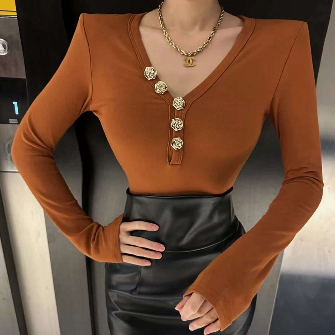 性感V领金属花朵纽扣装饰长袖T恤上衣女秋冬新款修身显瘦内搭打底