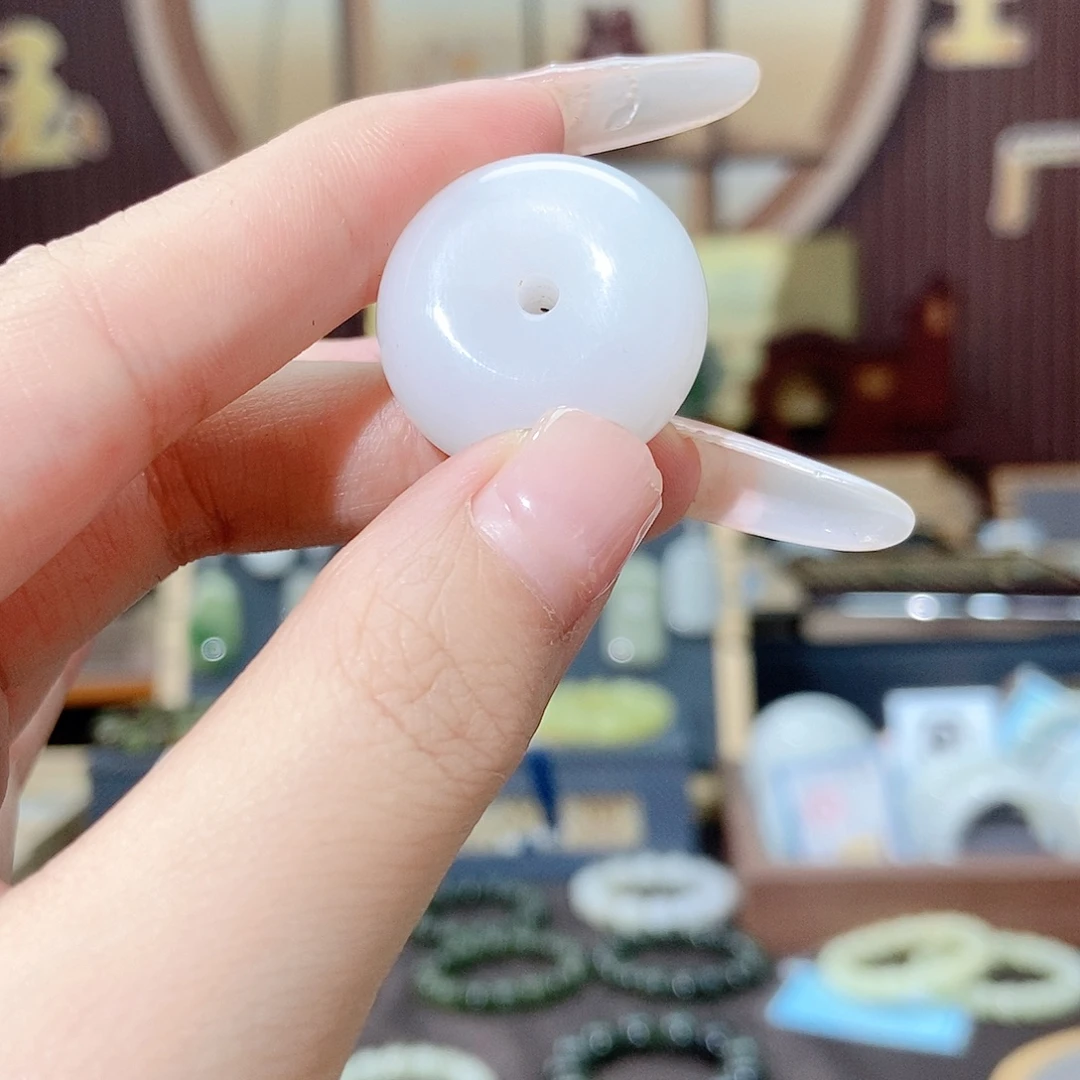 清***冷和田玉未镶嵌颈饰