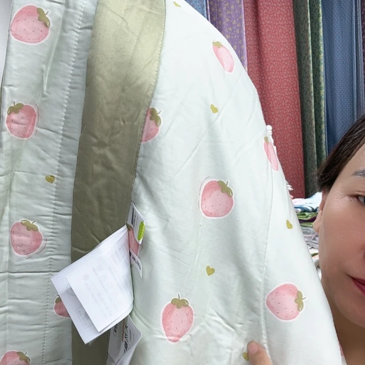 棉棉绿草莓双人夏被