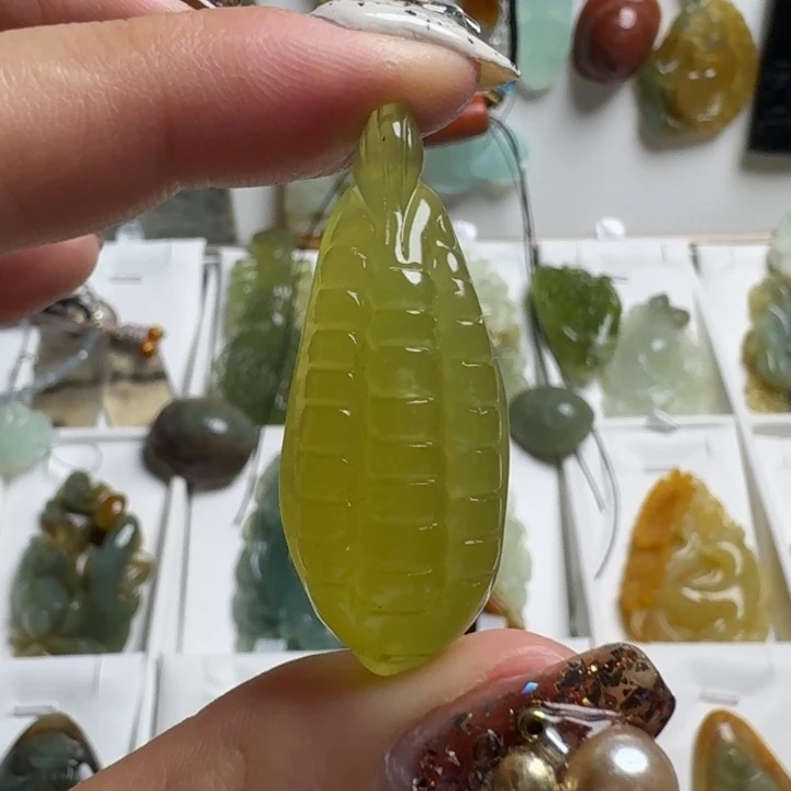 蛇纹石玉未镶嵌吊坠