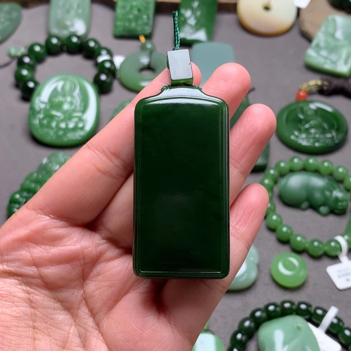 长***工和田玉未镶嵌颈饰