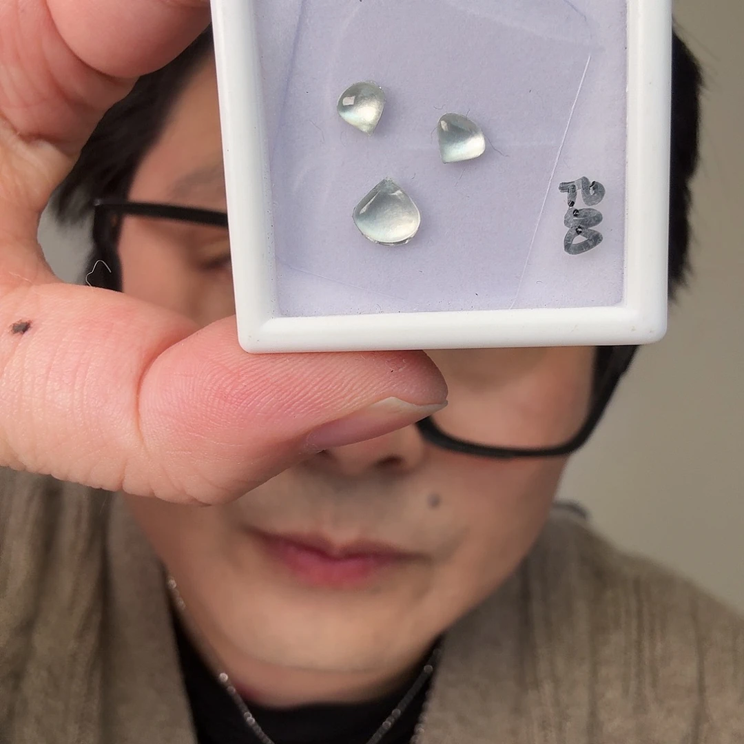 小***虾翡翠未镶嵌颈饰一手