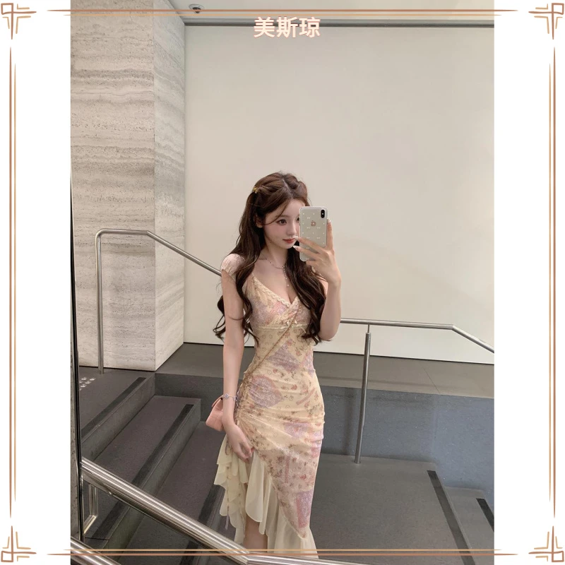 III法式中古碎花连衣裙夏季新款不规则荷叶收腰气质修身显瘦裙子I