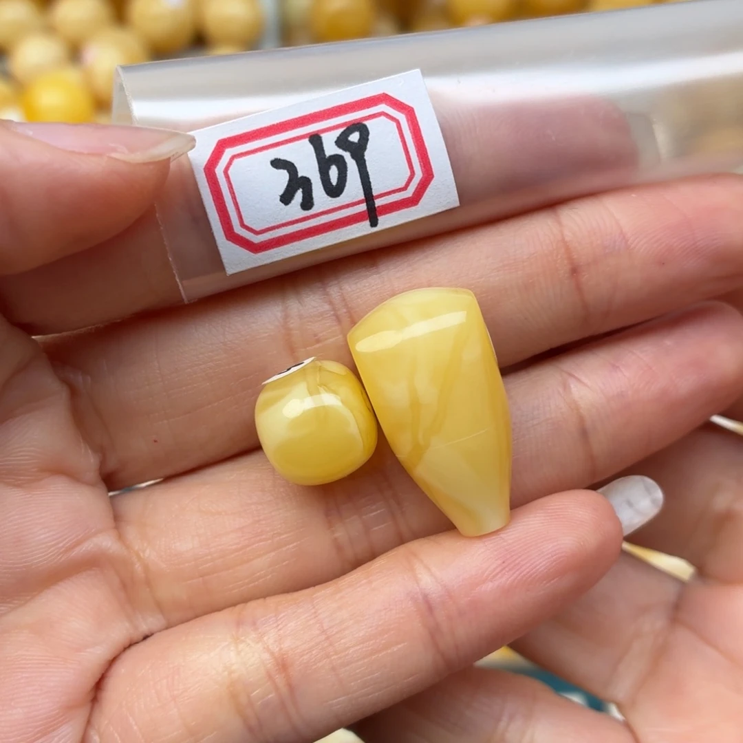 齐***走蜜蜡未镶嵌裸石蜜蜡
