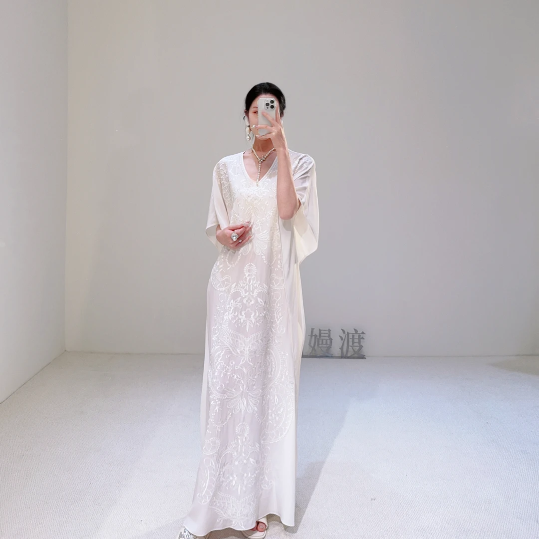 嫚渡2025春夏新款重工刺绣宽松显瘦真丝连衣裙落肩均码桑蚕丝长裙