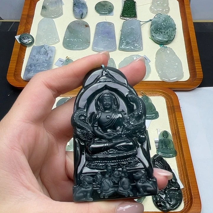 翡翠18K金镶嵌颈饰大日如来