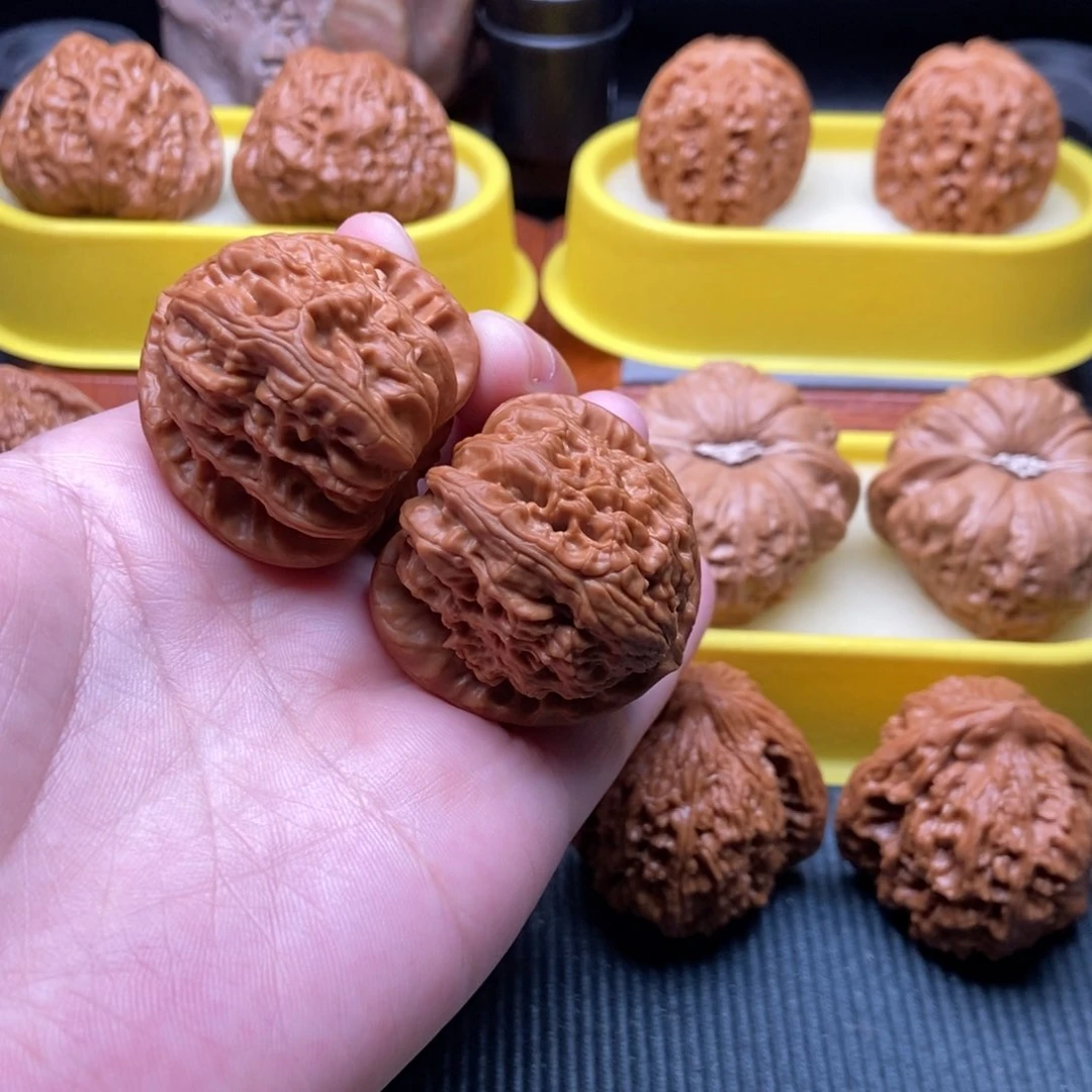 文玩核桃吊坠三角白
