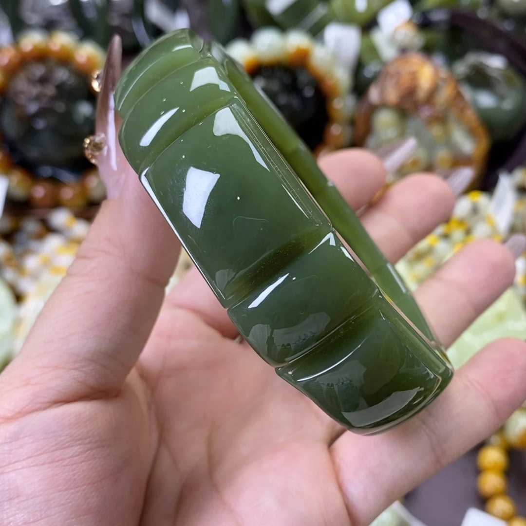 未镶嵌手串透闪石质玉大**设手牌
