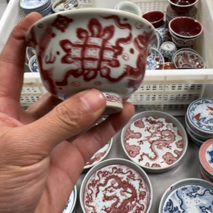 摆件釉里红狮子大压手杯