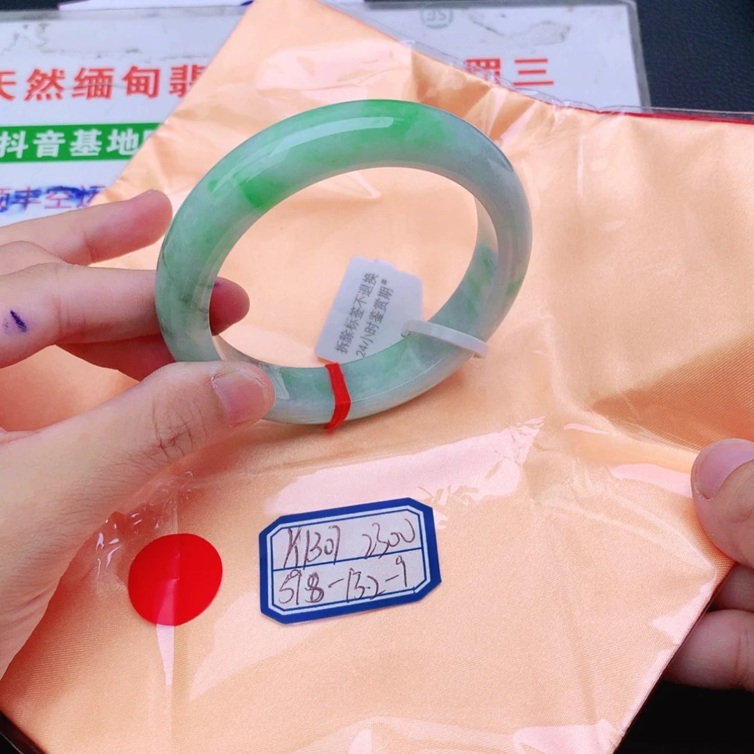 翡翠手镯未镶嵌翡翠