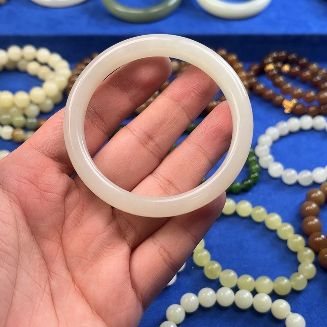 和田玉未镶嵌手镯