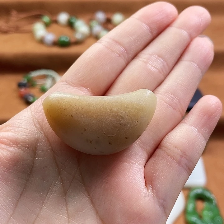 颈饰未镶嵌和田玉（糖玉）