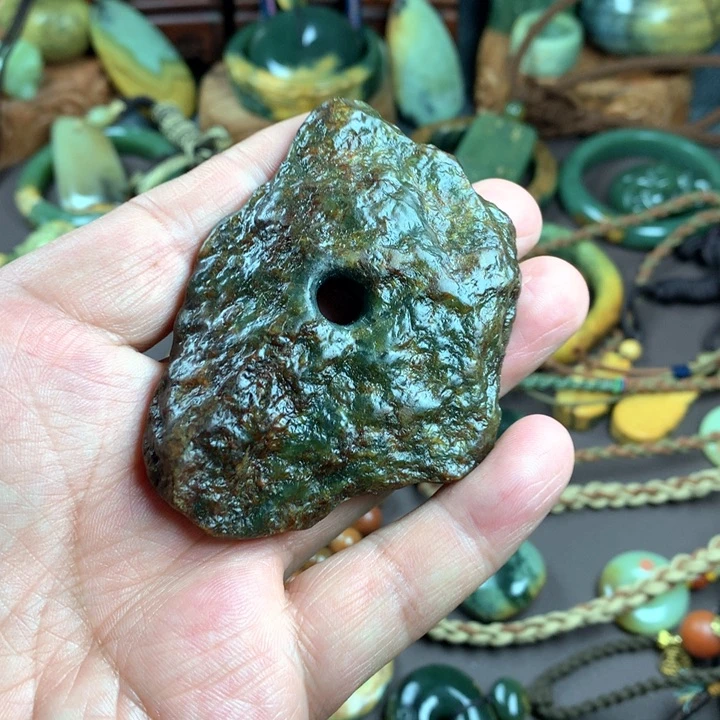 吊坠(赠链)未镶嵌岫岩河磨玉（透闪石质玉）