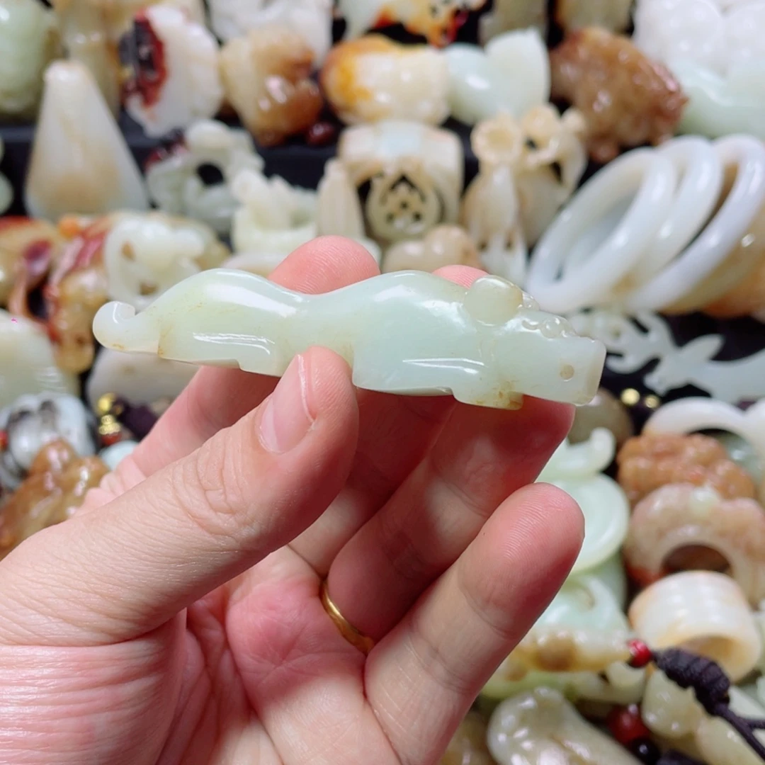 诸***虎未镶嵌和田玉把件