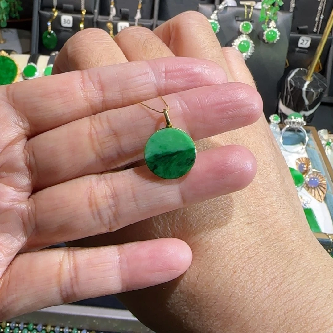 翡翠18K金镶嵌颈饰吊坠