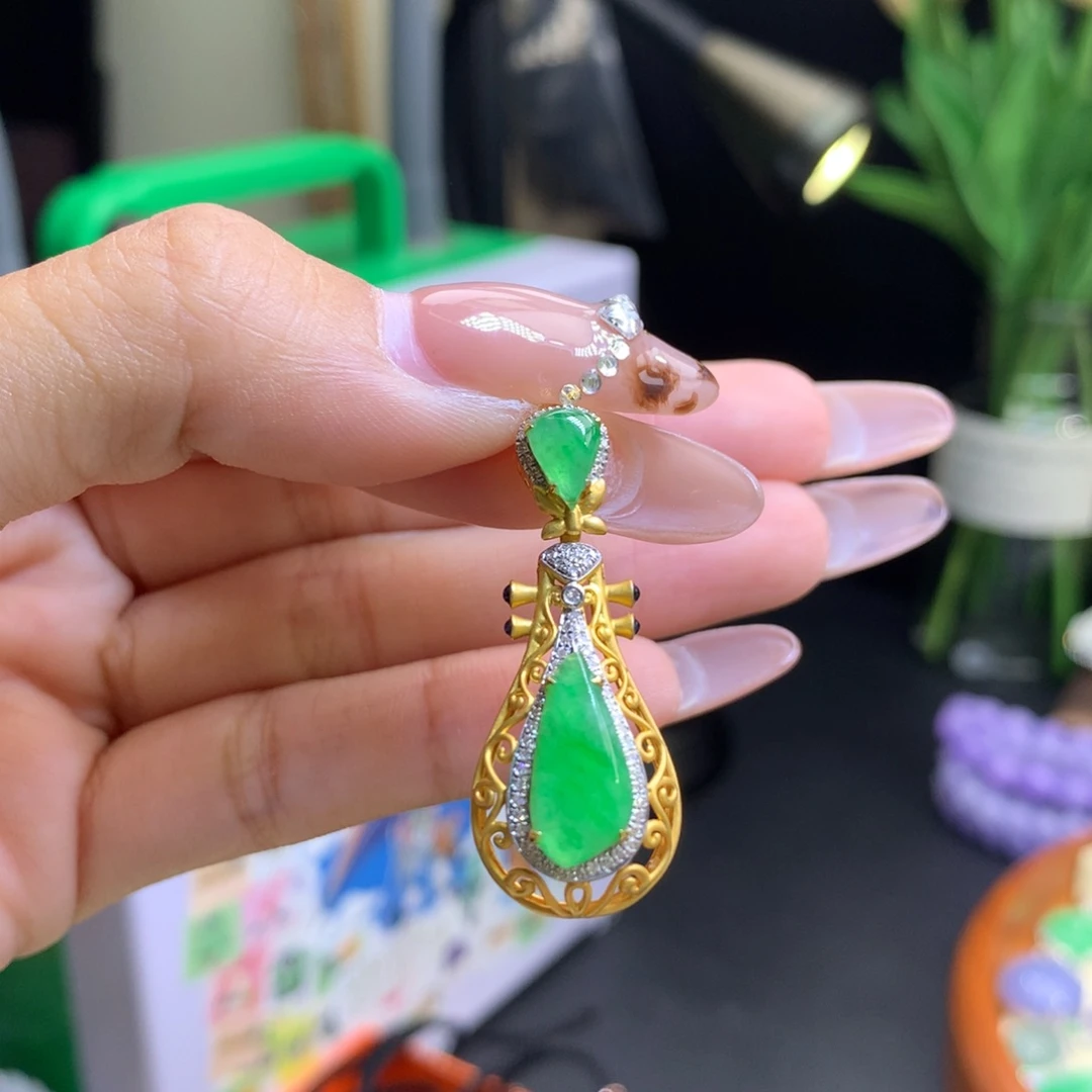 翡翠18K金镶嵌颈饰