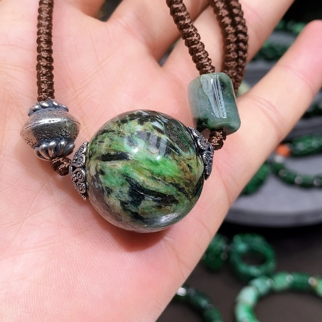 颈饰未镶嵌翡翠漂亮美眉和